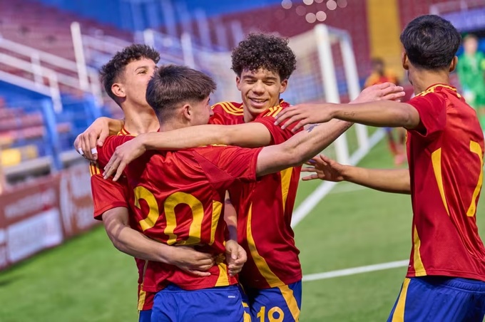 Dù ông bố là tượng đài của ĐT Brazil, Enzo Alves lại chọn Tây Ban Nha.