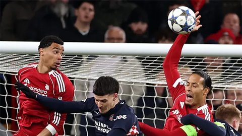 Van Dijk gây sốc với pha 'chơi bóng rổ' khiến Liverpool bị thổi phạt đền
