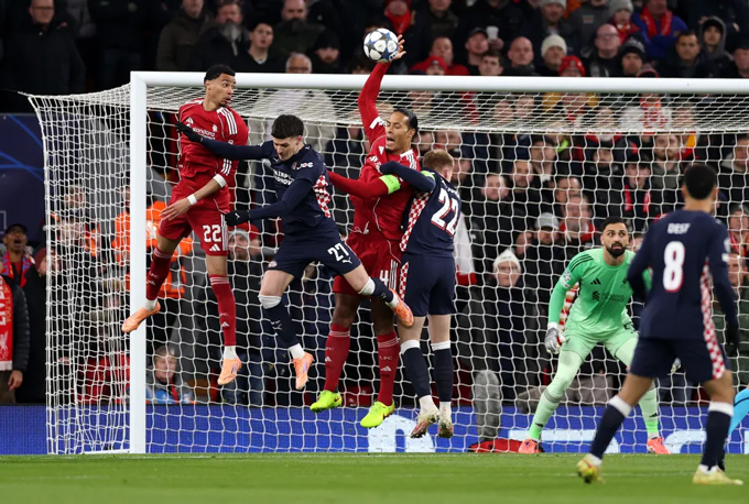 Pha để bóng chạm tay khá vô duyên của Van Dijk