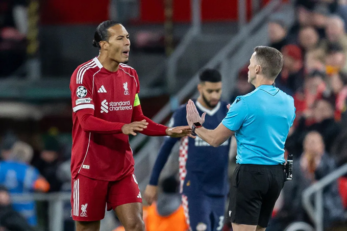 Van Dijk liên tục mắc lỗi khiến Liverpool bị thổi phạt đền từ đầu mùa 2025/26