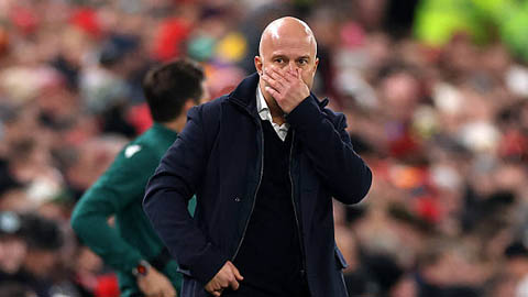 Simone Inzaghi celebrating with his Inter Milan players after beating Barcelona.