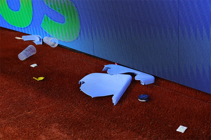 Họ xé toạc cả ghế, ném cốc, vật thể lạ... về phía cầu thủ chủ nhà