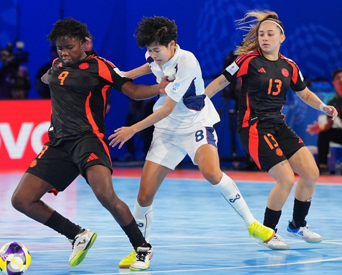 Thái Lan (áo trắng) dừng bước sau vòng bảng 