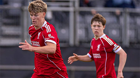 Simone Inzaghi celebrating with his Inter Milan players after beating Barcelona.