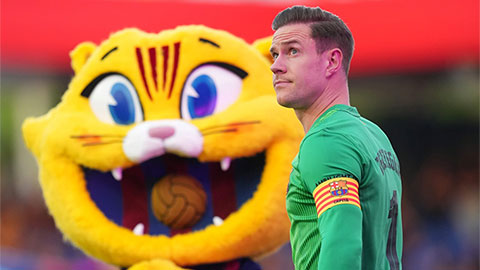 Simone Inzaghi celebrating with his Inter Milan players after beating Barcelona.