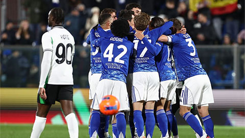 Simone Inzaghi celebrating with his Inter Milan players after beating Barcelona.