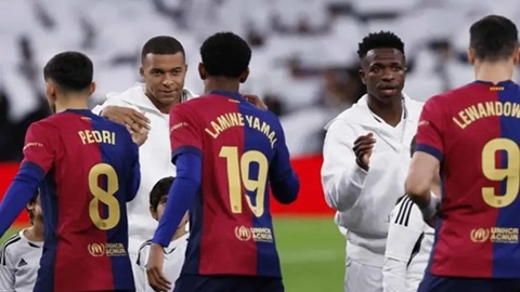 Simone Inzaghi celebrating with his Inter Milan players after beating Barcelona.