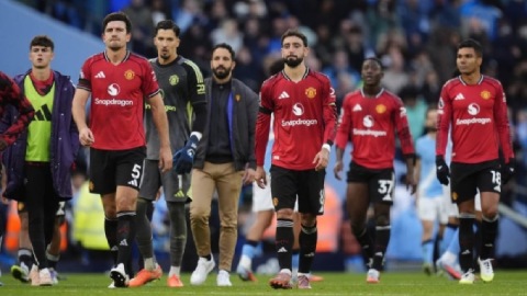 Simone Inzaghi celebrating with his Inter Milan players after beating Barcelona.