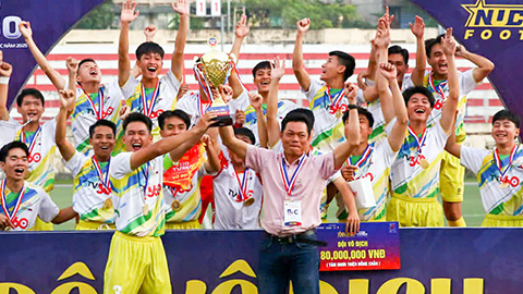 Simone Inzaghi celebrating with his Inter Milan players after beating Barcelona.