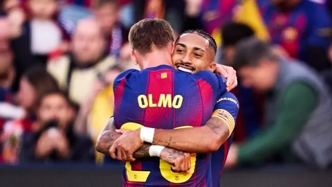 Simone Inzaghi celebrating with his Inter Milan players after beating Barcelona.