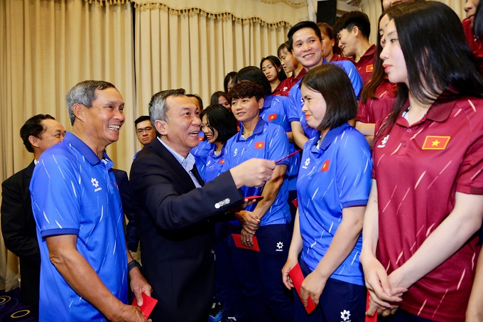 Chủ tịch VFF Trần Quốc Tuấn động viên ĐT nữ Việt Nam trước khi tham dự SEA Games 33. Ảnh: Anh Khoa