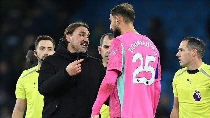 HLV Farke cho rằng Donnarumma đã không fair-play khi nằm sân câu giờ