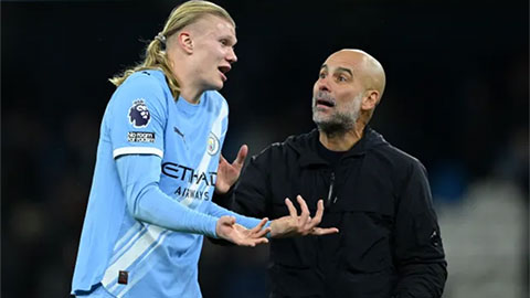 Simone Inzaghi celebrating with his Inter Milan players after beating Barcelona.
