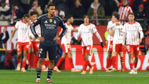 Simone Inzaghi celebrating with his Inter Milan players after beating Barcelona.