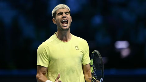 Simone Inzaghi celebrating with his Inter Milan players after beating Barcelona.