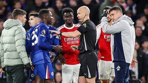 Simone Inzaghi celebrating with his Inter Milan players after beating Barcelona.