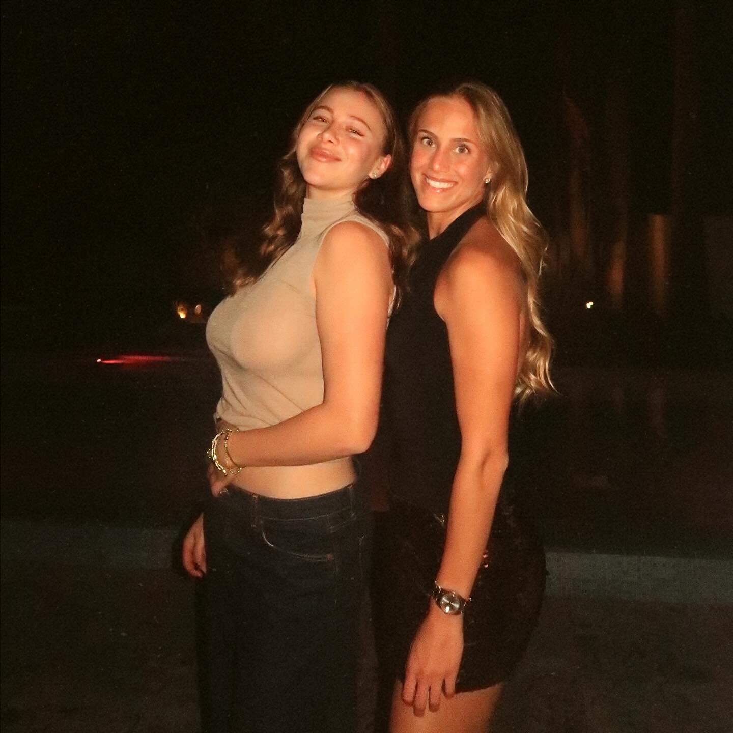 Anisimova (trái) bên người bạn thân trong dịp Lễ tạ ơn tại New York