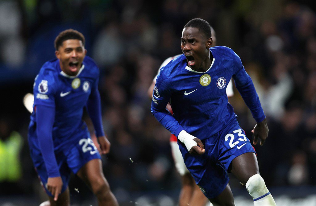 Chalobah ghi bàn giúp Chelsea dẫn trước Arsenal