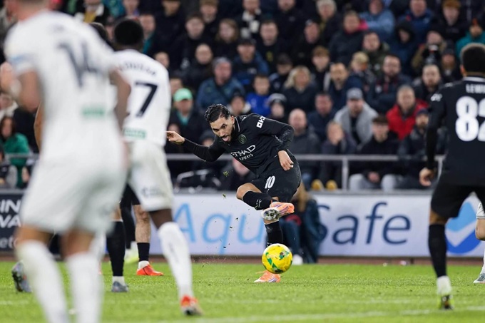 Cherki có thể tiếp nối vai trò của De Bruyne và Bernardo Silva ở Man City