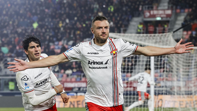 Vardy tỏa sáng với cú đúp