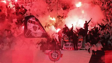 Người cũ Chelsea bị chính CĐV nhà tấn công trên sân tập