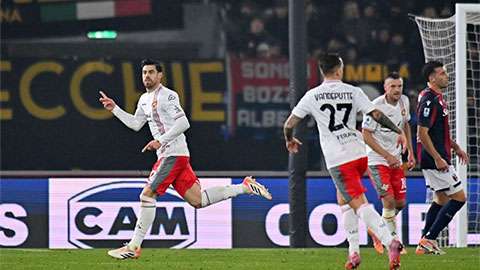 Simone Inzaghi celebrating with his Inter Milan players after beating Barcelona.