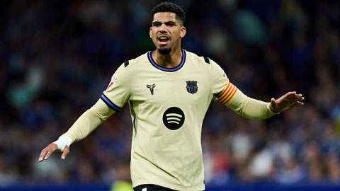 Simone Inzaghi celebrating with his Inter Milan players after beating Barcelona.