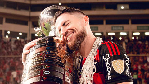 Simone Inzaghi celebrating with his Inter Milan players after beating Barcelona.