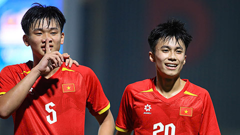 Simone Inzaghi celebrating with his Inter Milan players after beating Barcelona.