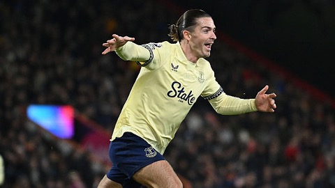 Simone Inzaghi celebrating with his Inter Milan players after beating Barcelona.