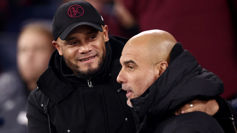 Simone Inzaghi celebrating with his Inter Milan players after beating Barcelona.