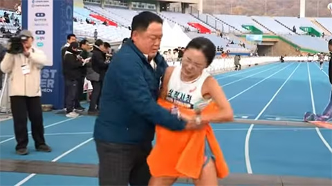 Simone Inzaghi celebrating with his Inter Milan players after beating Barcelona.