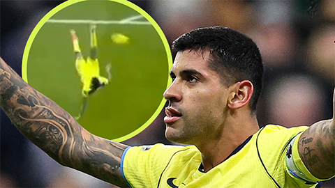 Simone Inzaghi celebrating with his Inter Milan players after beating Barcelona.