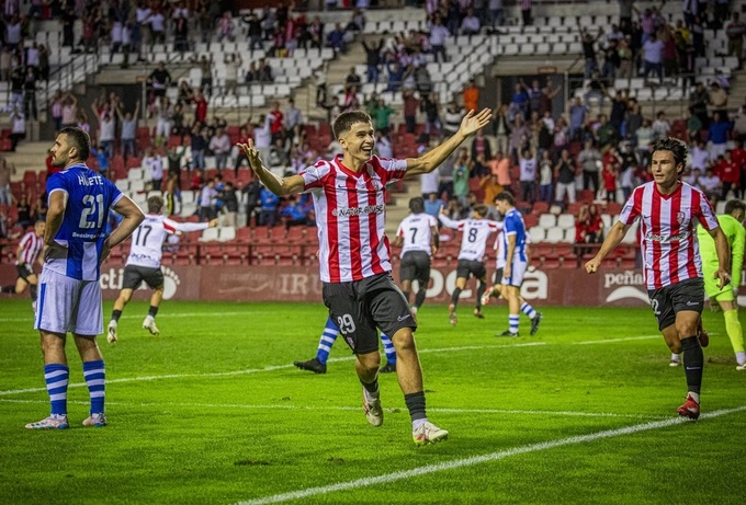 Ở tuổi 19, Rezola đã là trụ cột của Logrones khi đá chính 11/12 trận mùa này.