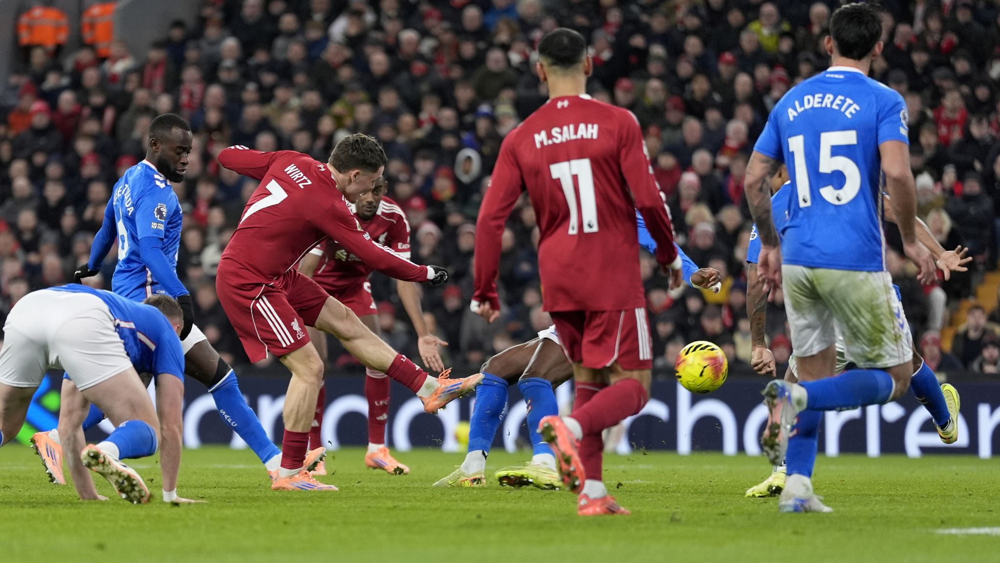 Wirtz chiếm một vị trí thuận lợi trong vòng cấm của Sunderland và khéo léo vượt qua Reinildo Mandava và Dan Ballard trước khi dứt điểm