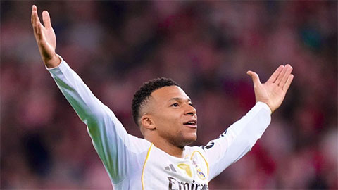 Simone Inzaghi celebrating with his Inter Milan players after beating Barcelona.