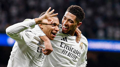 Simone Inzaghi celebrating with his Inter Milan players after beating Barcelona.