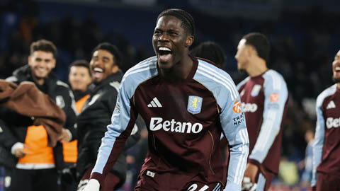 Simone Inzaghi celebrating with his Inter Milan players after beating Barcelona.