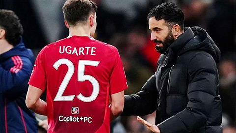 Simone Inzaghi celebrating with his Inter Milan players after beating Barcelona.