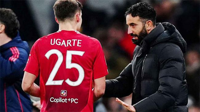 HLV Amorim bị chỉ trích vì đưa Ugarte vào sân