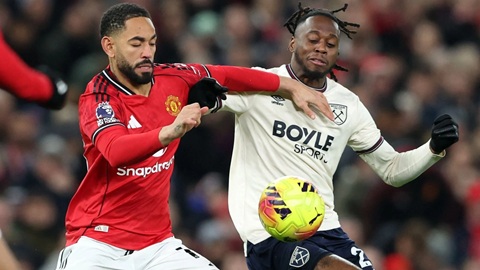 Simone Inzaghi celebrating with his Inter Milan players after beating Barcelona.