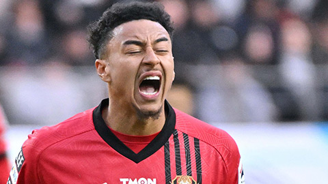 Simone Inzaghi celebrating with his Inter Milan players after beating Barcelona.