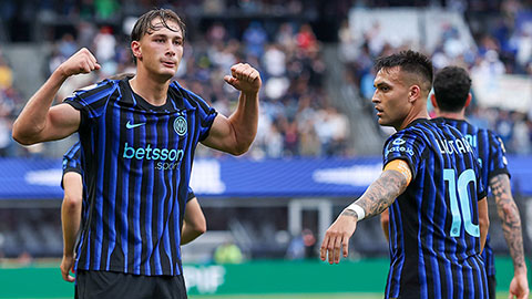 Simone Inzaghi celebrating with his Inter Milan players after beating Barcelona.