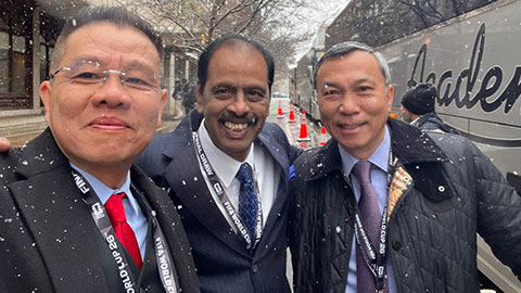 Simone Inzaghi celebrating with his Inter Milan players after beating Barcelona.