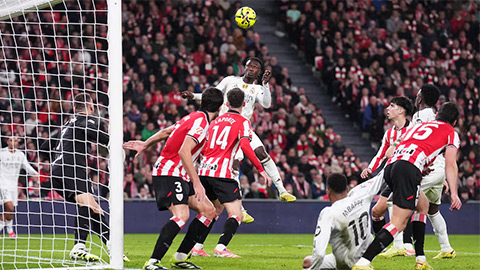 Simone Inzaghi celebrating with his Inter Milan players after beating Barcelona.