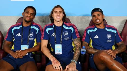 Simone Inzaghi celebrating with his Inter Milan players after beating Barcelona.