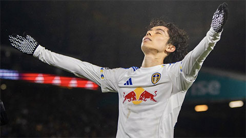 Simone Inzaghi celebrating with his Inter Milan players after beating Barcelona.