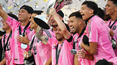 Simone Inzaghi celebrating with his Inter Milan players after beating Barcelona.
