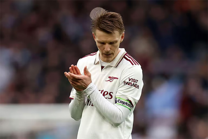 Đội trưởng Odegaard cúi đầu khích lệ đồng đội