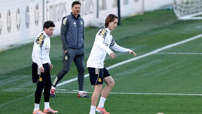 HLV Xabi Alonso hướng dẫn tỉ mỉ cho Joan Martinez (phải) trong buổi tập mới đây của Real Madrid